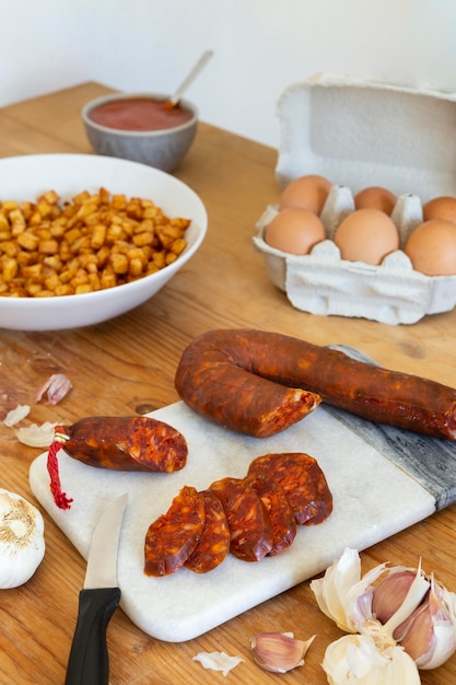 Arreglo de sabroso chorizo en rodajas