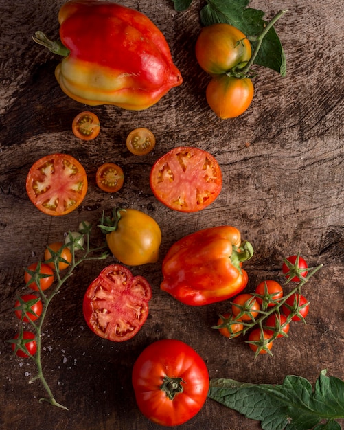 Arreglo sabroso de tomates y pimientos