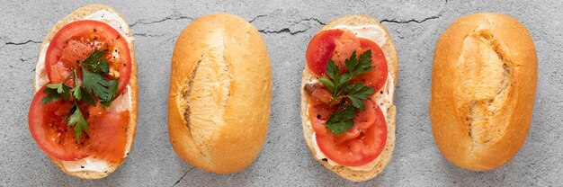 Arreglo de sandwiches frescos sobre fondo de cemento