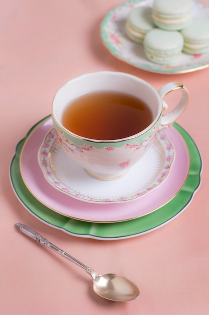 Arreglo sofisticado de elementos de la fiesta del té.