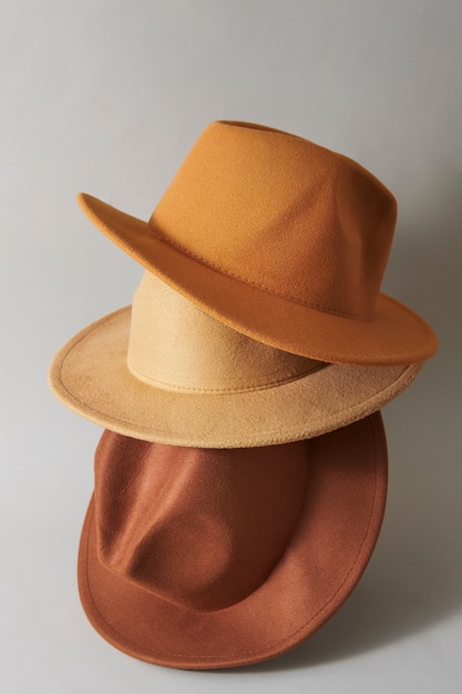 Foto gratuita arreglo de sombreros fedora en estudio.