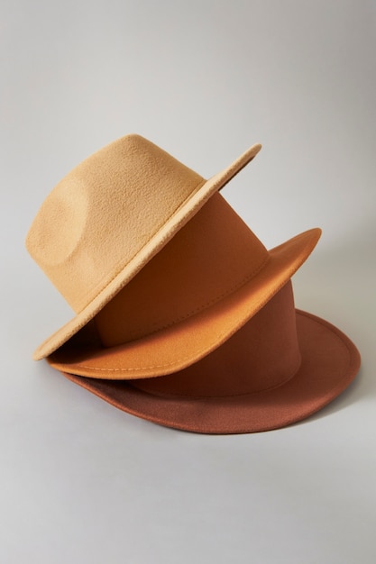 Arreglo de sombreros Fedora en estudio.