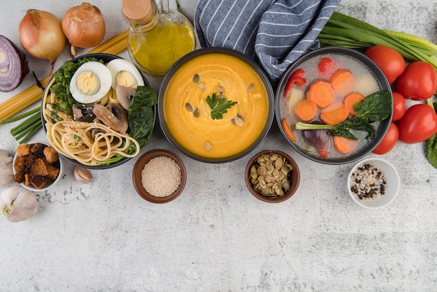 Arreglo de sopas e ingredientes caseros.