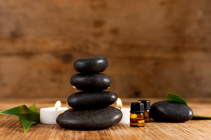 Foto gratuito arreglo de spa con piedras y velas