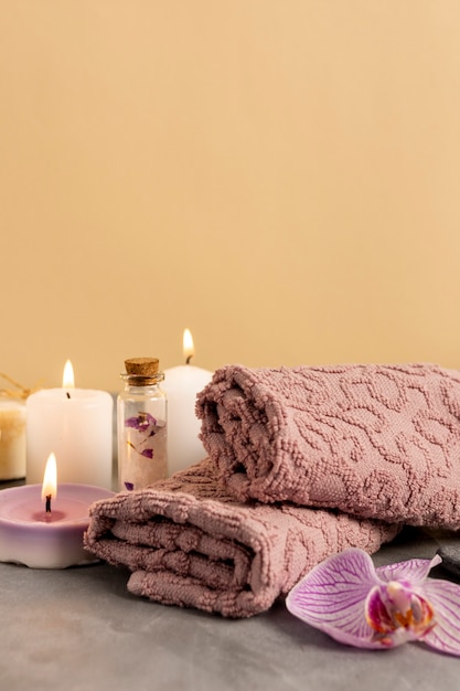 Arreglo de spa con velas perfumadas