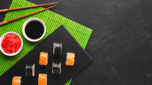 Foto gratuita arreglo de sushi plano con espacio de copia.