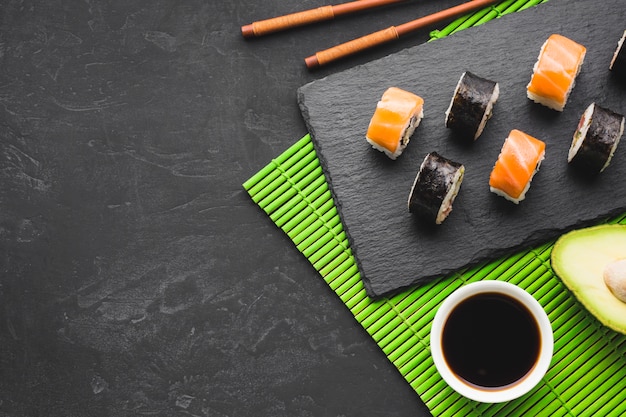 Arreglo de sushi plano con espacio de copia.