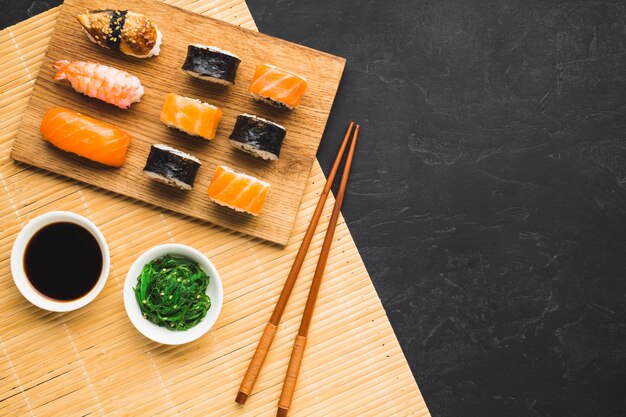 Arreglo de sushi plano con espacio de copia.