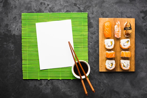 Arreglo de sushi plano con espacio de copia.