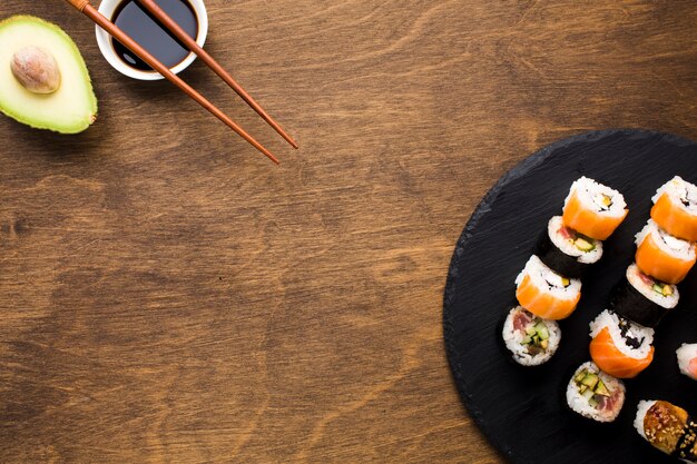 Arreglo de sushi plano con espacio de copia.