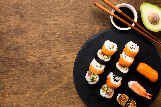 Arreglo de sushi plano con espacio de copia.