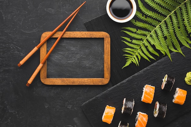 Foto gratuita arreglo de sushi vista superior con marco negro