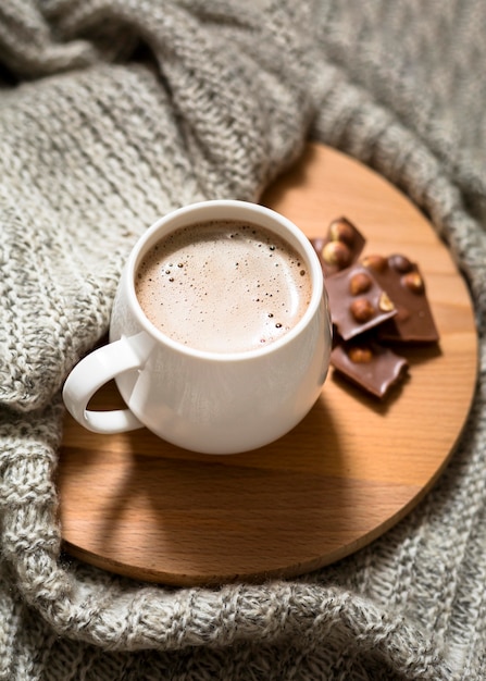 Arreglo de taza de café de ángulo alto