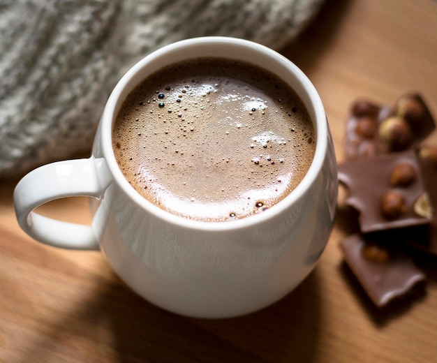 Arreglo con taza de café y chocolate de cerca