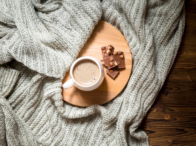 Arreglo de taza de café y chocolate