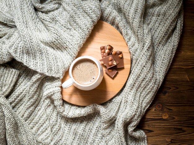 Arreglo de taza de café y chocolate