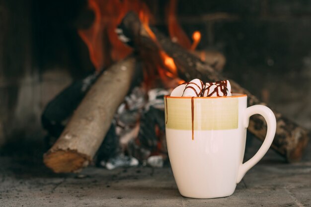 Arreglo con taza cerca de la chimenea