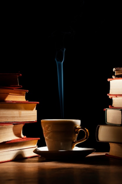 Arreglo de taza y libros