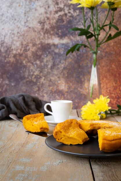 Arreglo con taza de té y deliciosa tarta