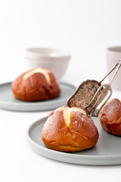 Foto gratuita arreglo de tazas y platos con bollos