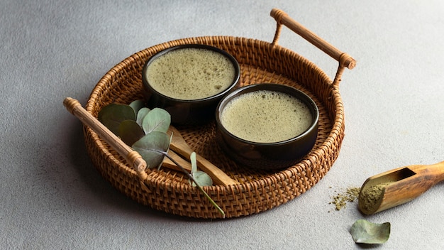 Foto gratuita arreglo de tazas de té en ángulo alto