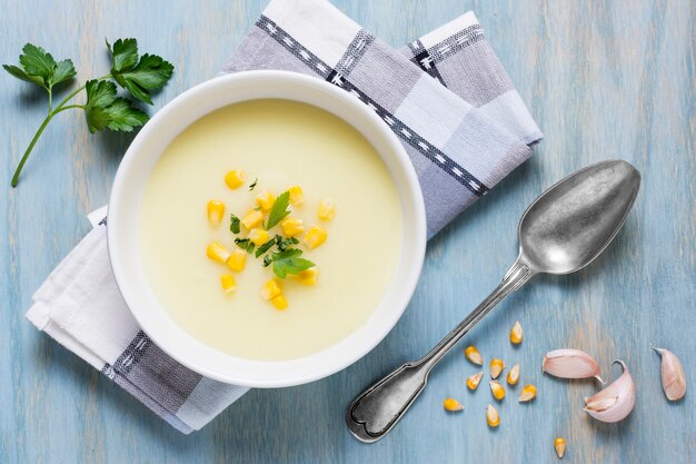 Arreglo de tazón de sopa de crema de vista superior