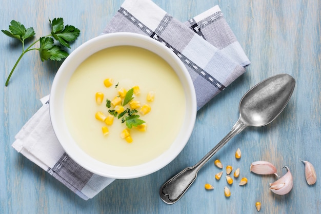 Arreglo de tazón de sopa de crema de vista superior