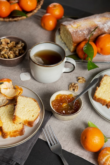 Arreglo de té y frutas de alto ángulo.