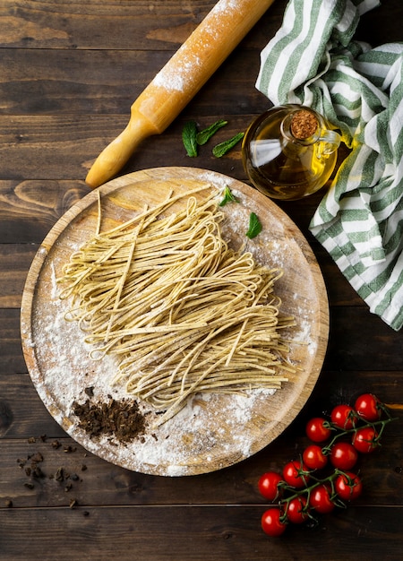 Foto gratuita arreglo de tomates y fideos de vista superior