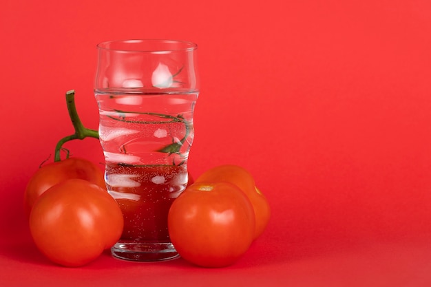 Foto gratuita arreglo con tomates frescos y espacio de copia