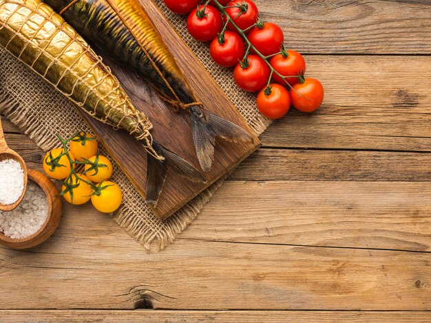 Arreglo de tomates y pescados ahumados