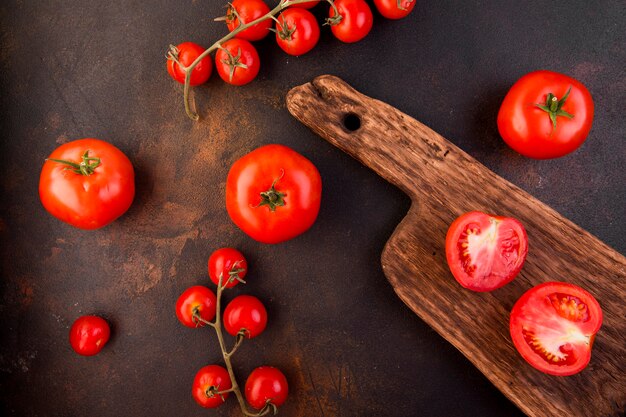 Arreglo de tomates sobre fondo oscuro
