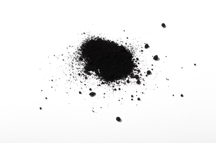 Foto gratuito arreglo de tóner negro naturaleza muerta aislado
