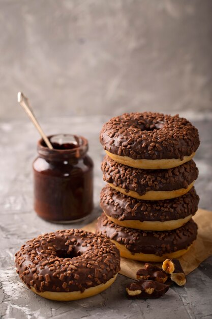 Arreglo de torre de vista frontal con donas de chocolate