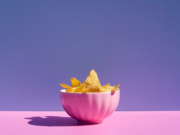 Arreglo con tortilla en un tazón rosa