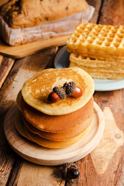 Foto gratuita arreglo con tortitas decoradas con bellotas.