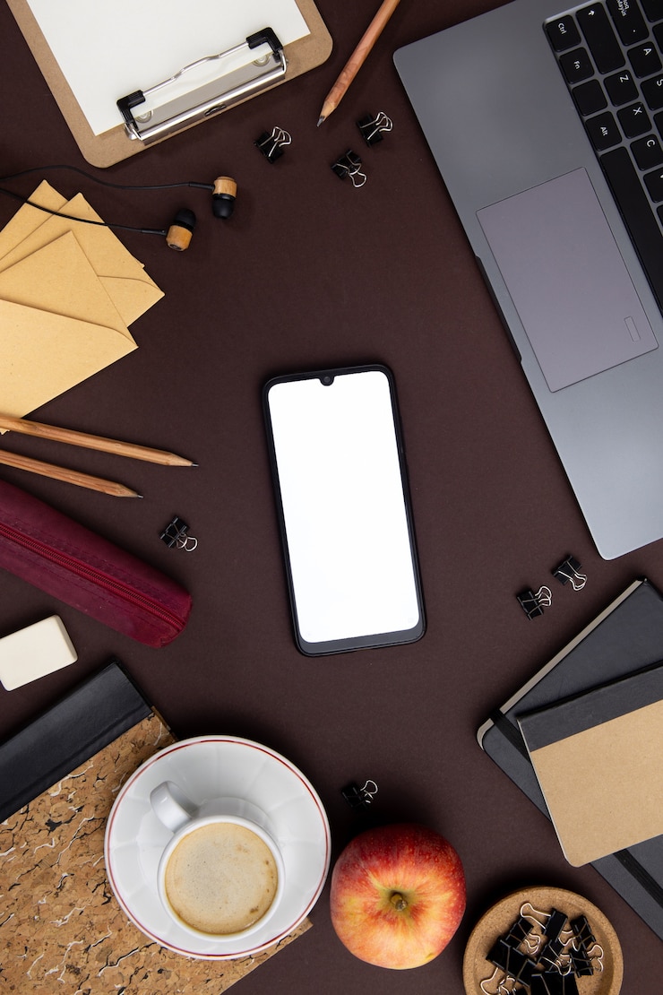 Foto gratuito arreglo de trabajo moderno con teléfono vacío