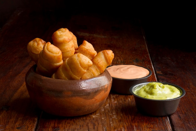 Arreglo tradicional de palitos de queso venezolano