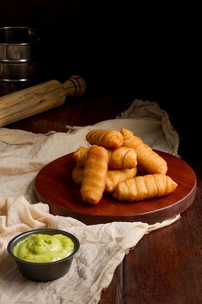 Foto gratuita arreglo tradicional de palitos de queso venezolano