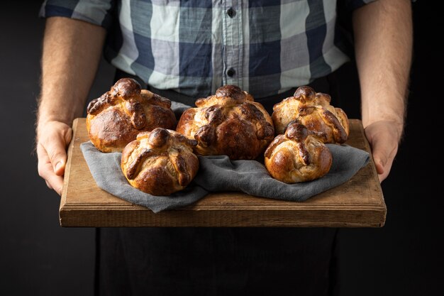 Arreglo tradicional de pan de muerto