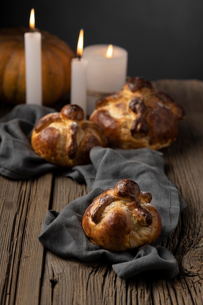 Foto gratuita arreglo tradicional de pan de muerto