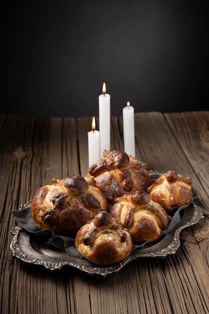 Arreglo tradicional de pan muerto