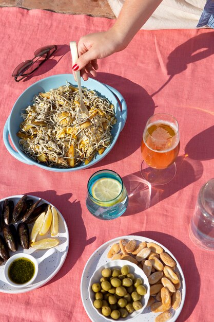 Arreglo tradicional de platos de gulas