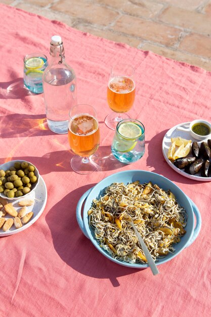 Arreglo tradicional de platos de gulas