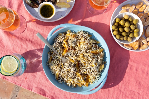 Foto gratuita arreglo tradicional de platos de gulas