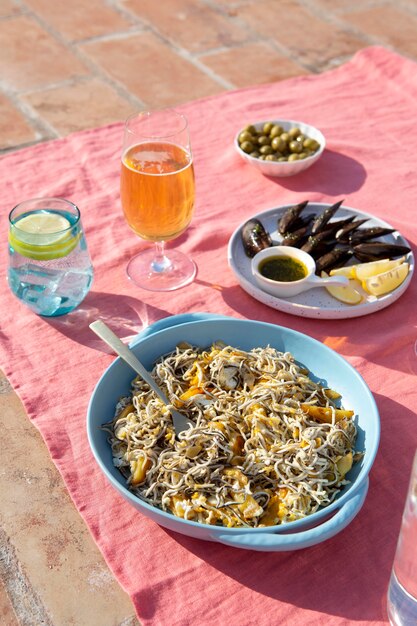 Arreglo tradicional de platos de gulas