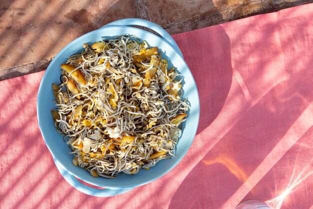 Arreglo tradicional de platos de gulas