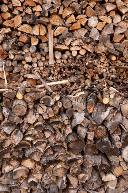 Arreglo de troncos de madera de ángulo alto