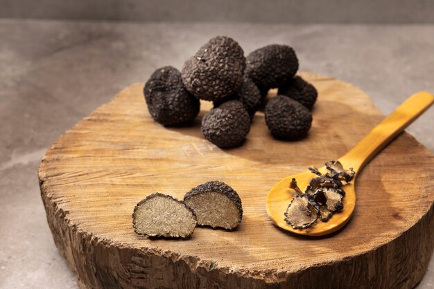 Arreglo de trufas en bodegón de tablero de madera