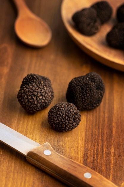 Foto gratuita arreglo de trufas naturaleza muerta ángulo alto